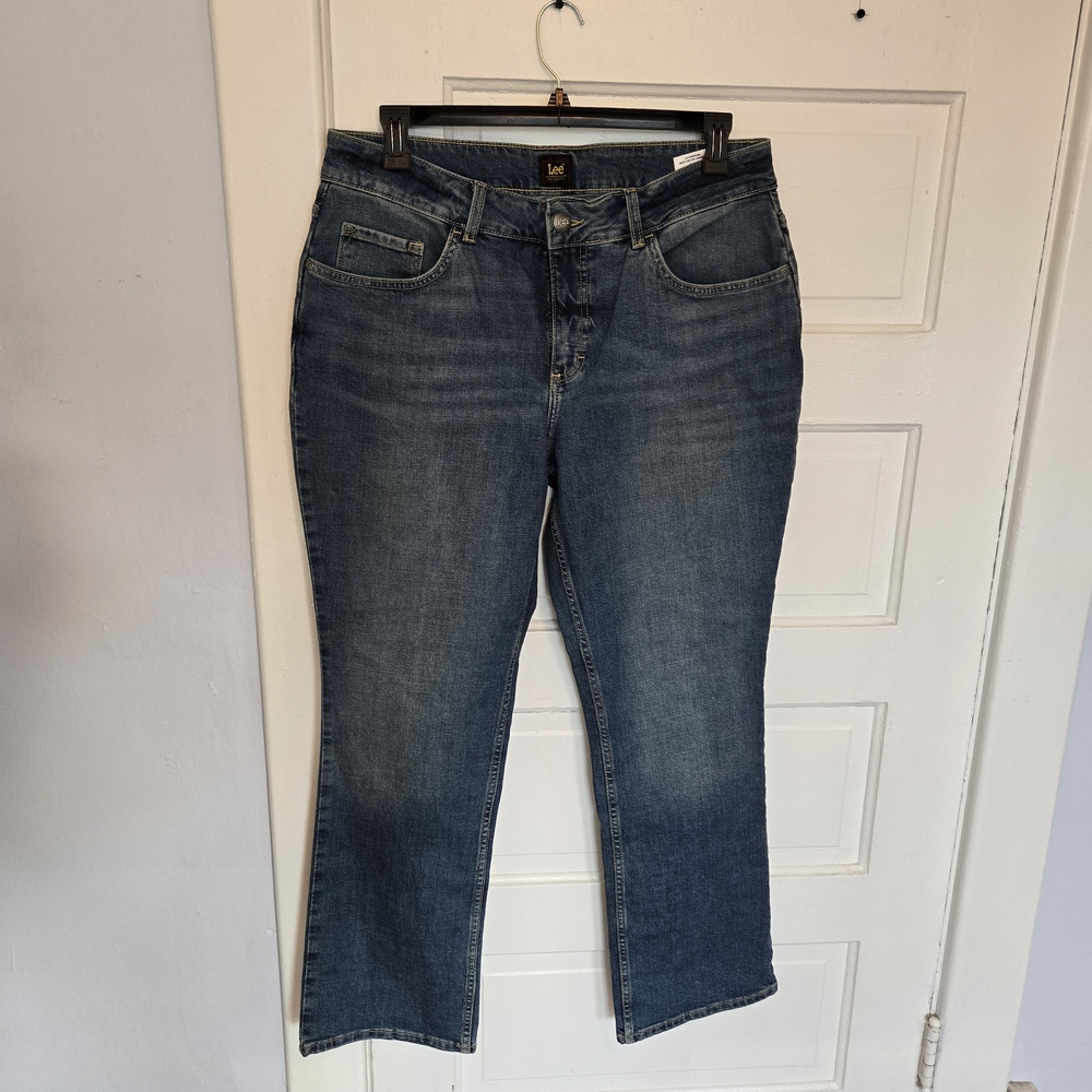 NWT Lee Women’s Mid Rise Boot Cut Jeans Medium Blue Wash 16W Friction Resistant